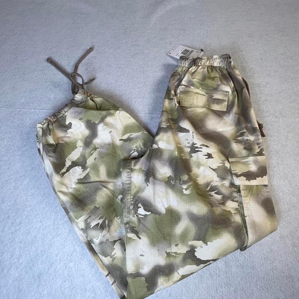 Nike camo cargo pants in XS NWT